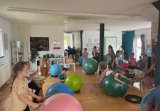 Erlebnistage Kinder Trommeln Kinder trommeln auf Gymnastikbälle und andere Gegenstände