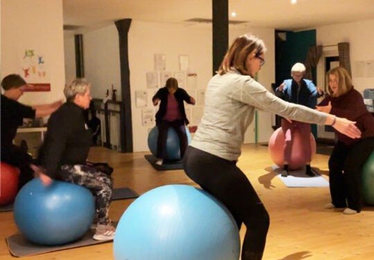 mehrere Personen betreiben Fitness mit Gymnastikbällen