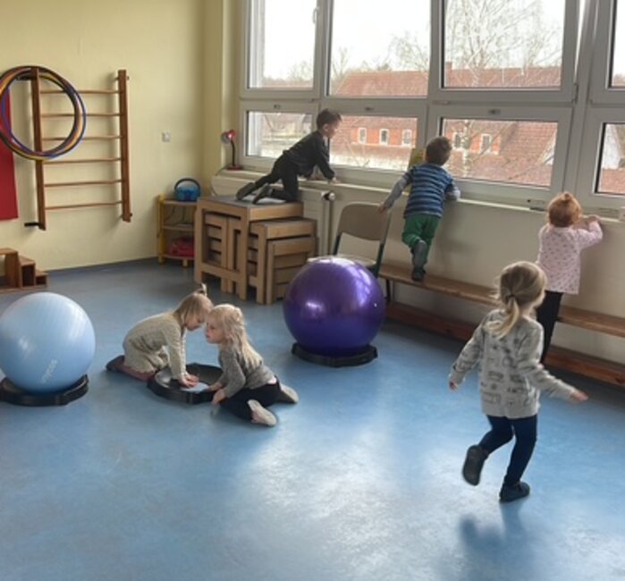 Kindersport Kinder in einer Turnhalle