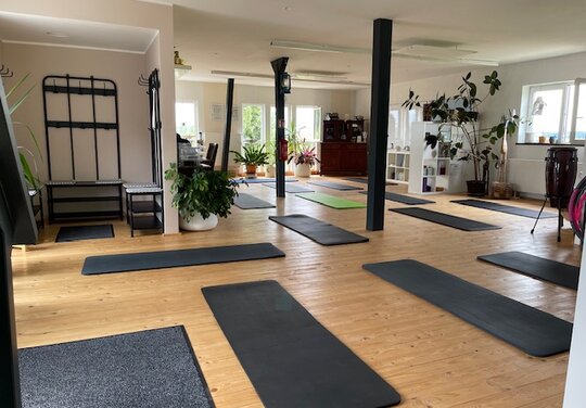 ein Fitness Raum mit Bodengymnastik Matten