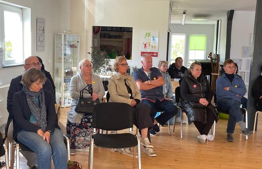 eine Gruppe Personen in einem Saal