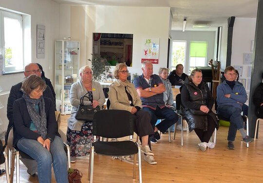eine Gruppe Personen in einem Saal