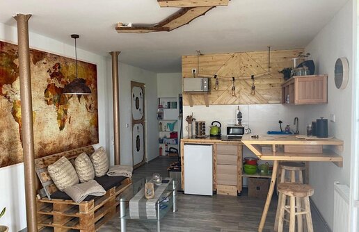 Wohnung mit gemütlichen Holzmöbeln und Küchenzeile
