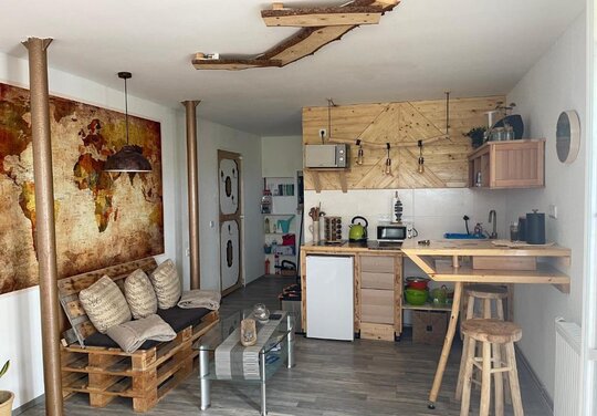 Ferienwohnung mit Küche Wohnung mit gemütlichen Holzmöbeln und Küchenzeile